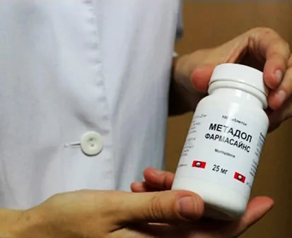 Метадон флакон на 100шт. в руках у фармацевта